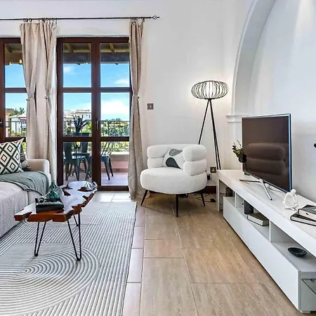 Beautifully Decorated Alambra, With Coast And Sunset Views, Aphrodite Hills Apartment